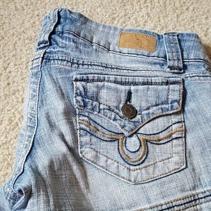 Super cute light wash Jean shorts by Hydraulic